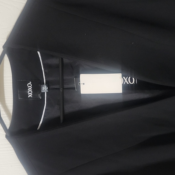 XOXO Cropped Blazer - Picture 2 of 4